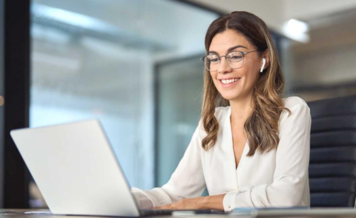 Современное рабочее место с компьютером для работы с финансовой платформой